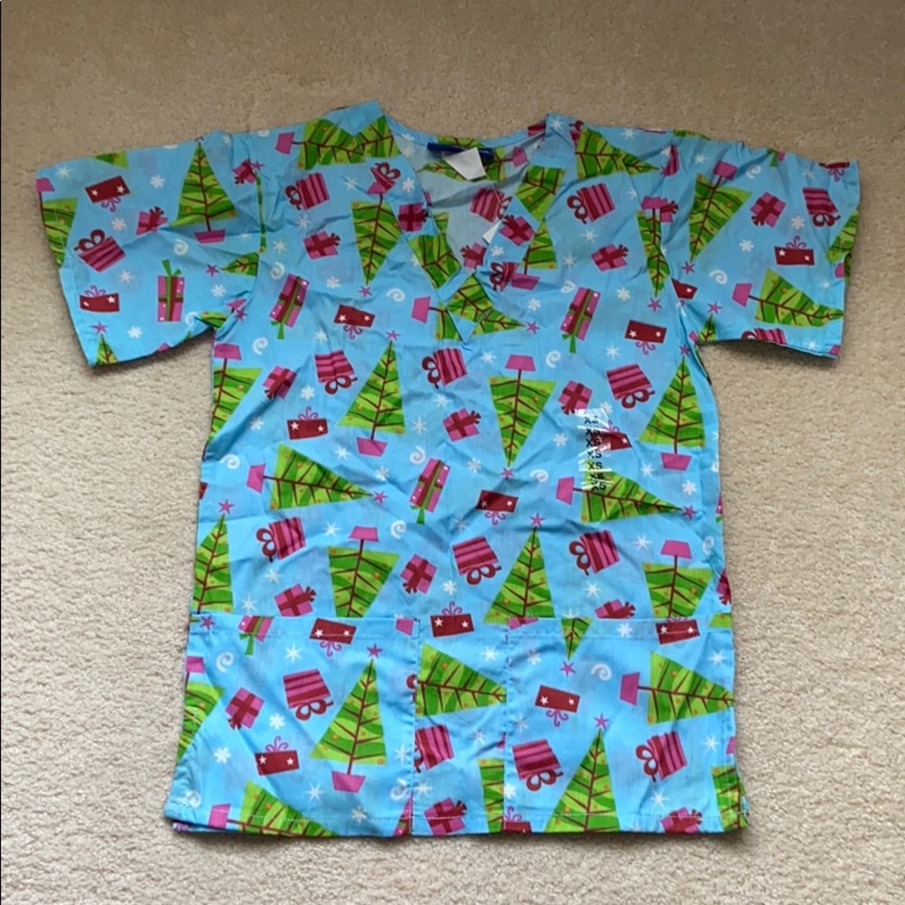 ⭐️NWT** Med+Wear XS Christmas Print Scrub Top